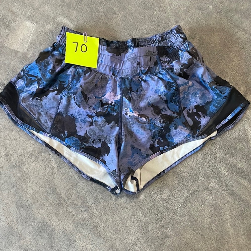 Lululemon hottie hot shorts blue and black size 4 inseam 2.5 liner intact